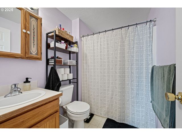 692 N 1ST St, Creswell, OR 97426