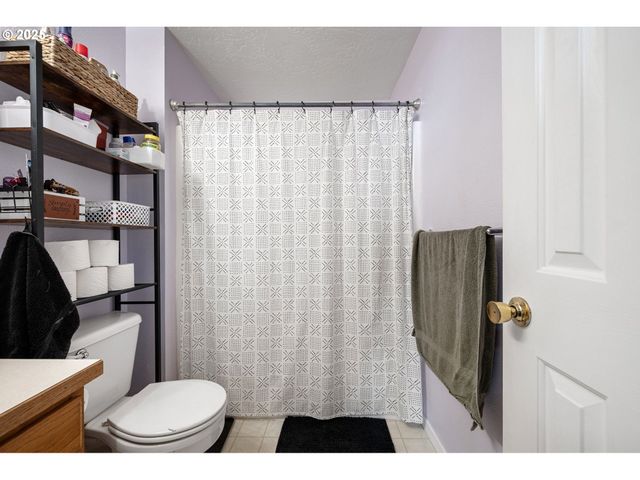 692 N 1ST St, Creswell, OR 97426