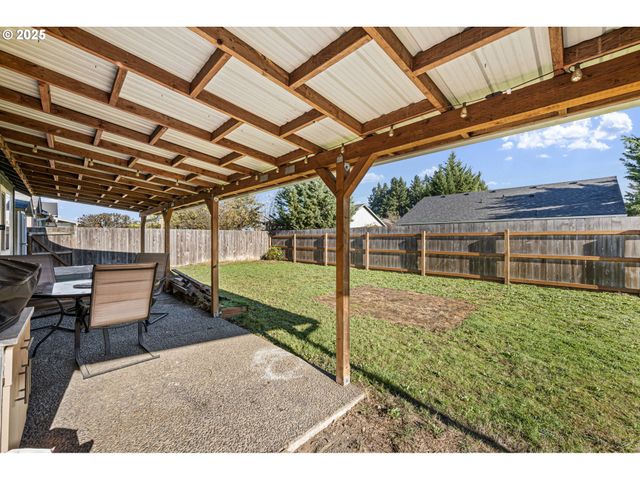 692 N 1ST St, Creswell, OR 97426