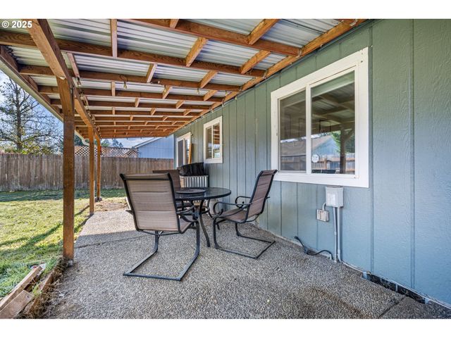 692 N 1ST St, Creswell, OR 97426