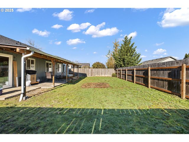 692 N 1ST St, Creswell, OR 97426