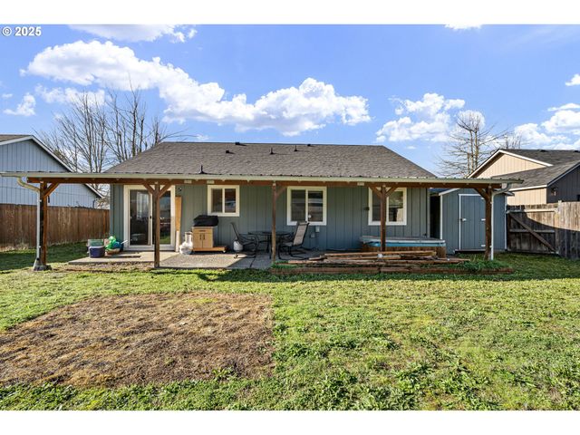 692 N 1ST St, Creswell, OR 97426