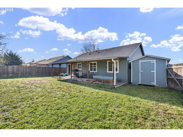 692 N 1ST St, Creswell, OR 97426