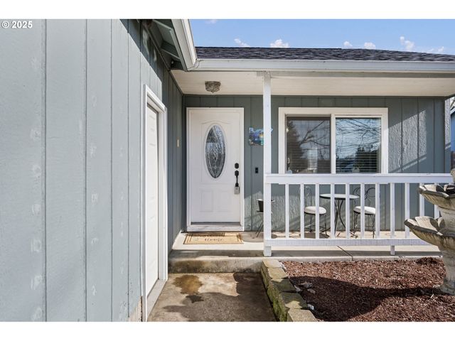 692 N 1ST St, Creswell, OR 97426