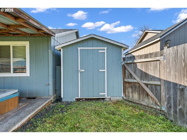 692 N 1ST St, Creswell, OR 97426