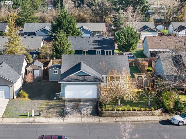 692 N 1ST St, Creswell, OR 97426