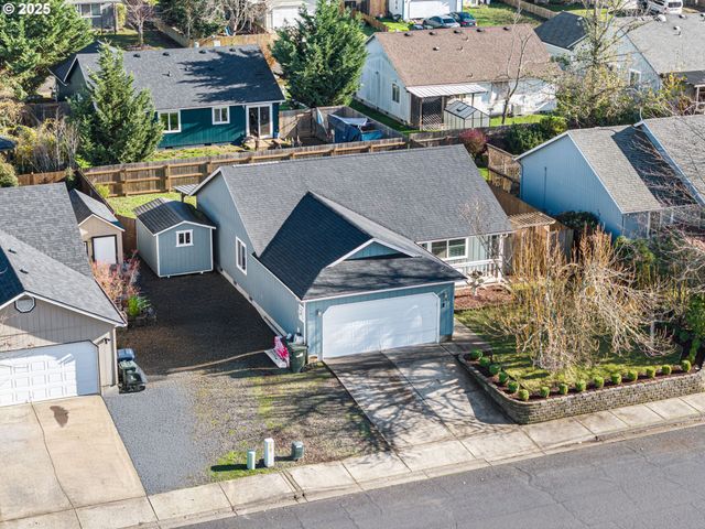 692 N 1ST St, Creswell, OR 97426