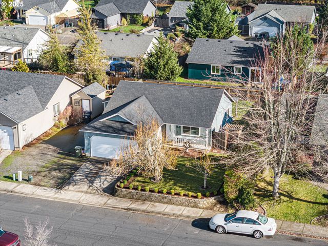 692 N 1ST St, Creswell, OR 97426