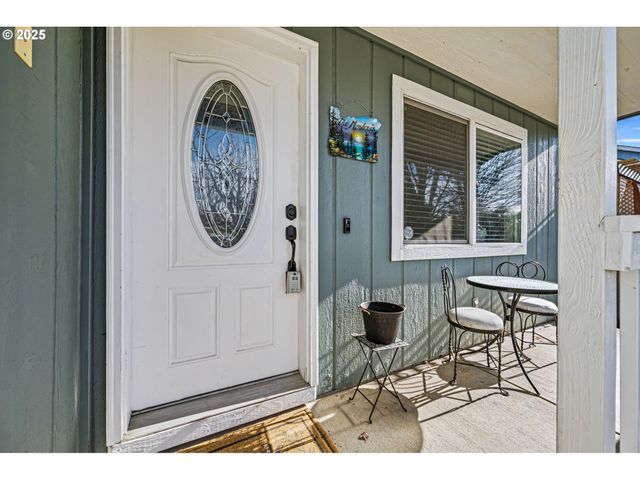 692 N 1ST St, Creswell, OR 97426