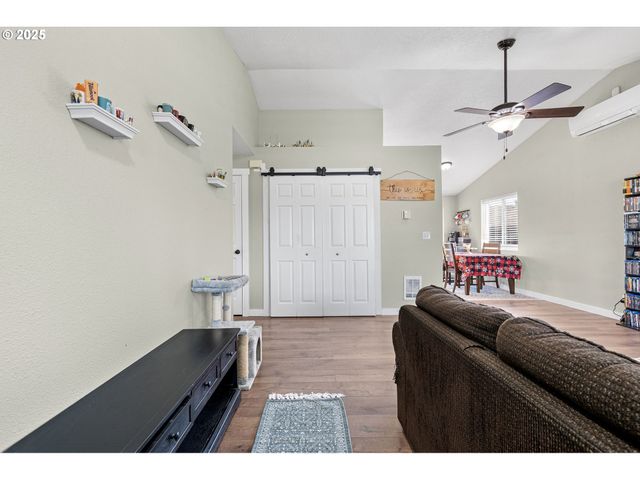 692 N 1ST St, Creswell, OR 97426