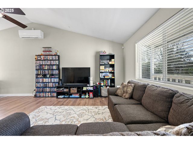 692 N 1ST St, Creswell, OR 97426