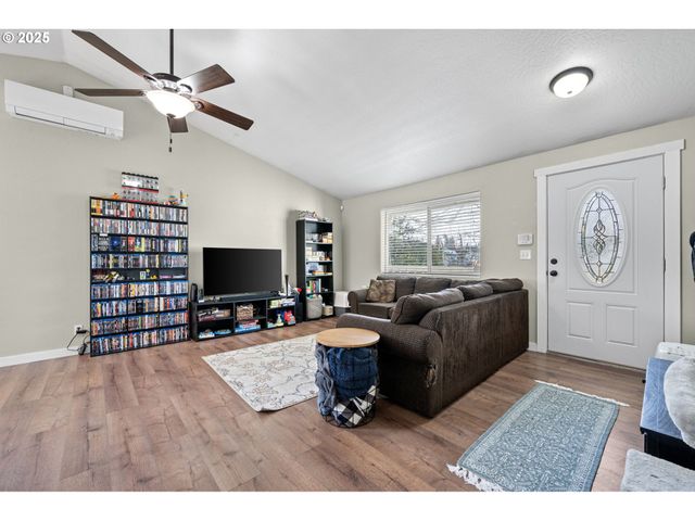 692 N 1ST St, Creswell, OR 97426