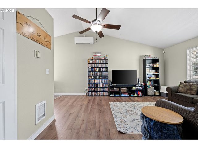 692 N 1ST St, Creswell, OR 97426