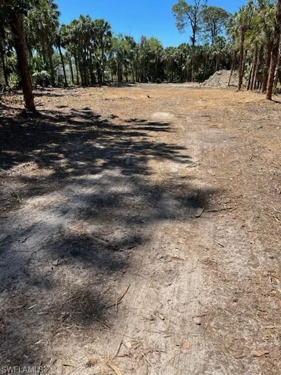 633 11th St NW, Naples, FL 34120