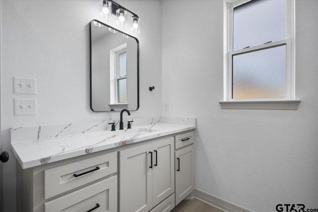 17077 Woodcrest Cir, Lindale, TX 75771