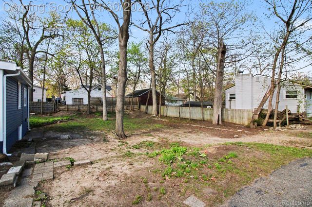 6366 Dellwood Drive, Waterford Charter Township, MI 48329