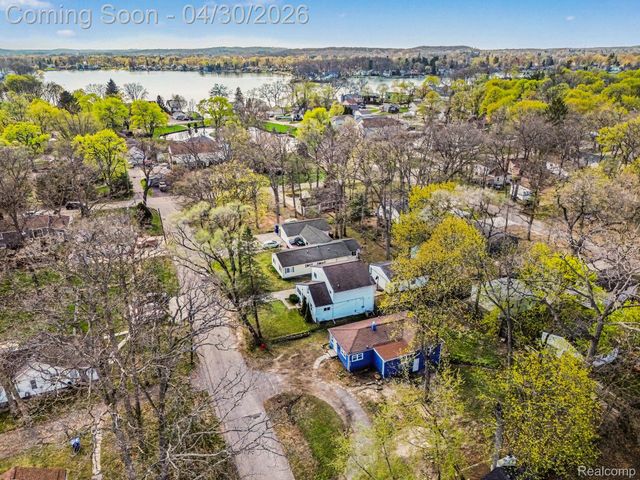 6366 Dellwood Drive, Waterford Charter Township, MI 48329