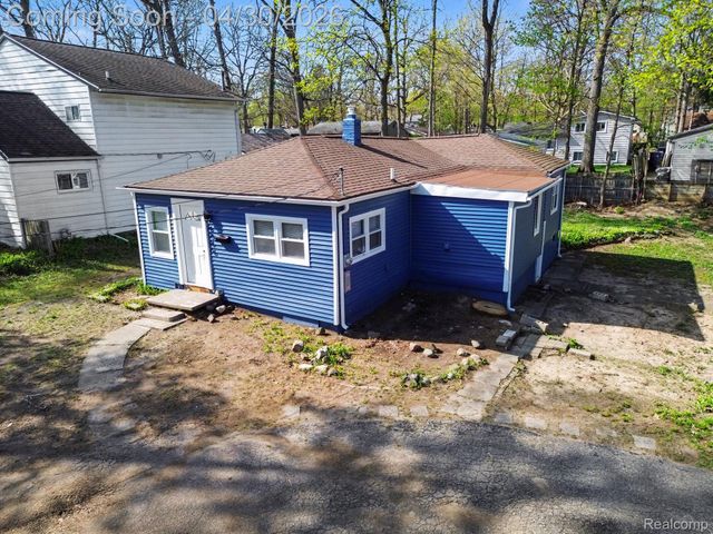 6366 Dellwood Drive, Waterford Charter Township, MI 48329