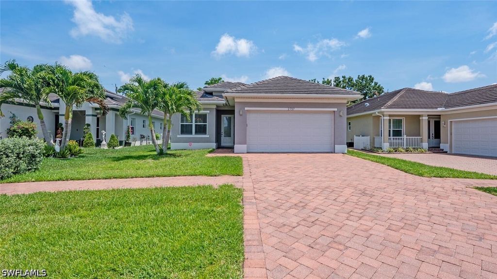 2737 Linda DR, Naples, FL 34112