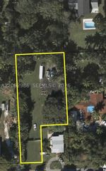 355 NE 156th St, Miami, FL 33162
