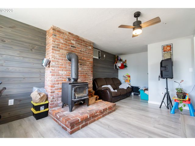 598 Ne 46TH Ave, Salem, OR 97301