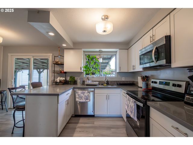 598 Ne 46TH Ave, Salem, OR 97301