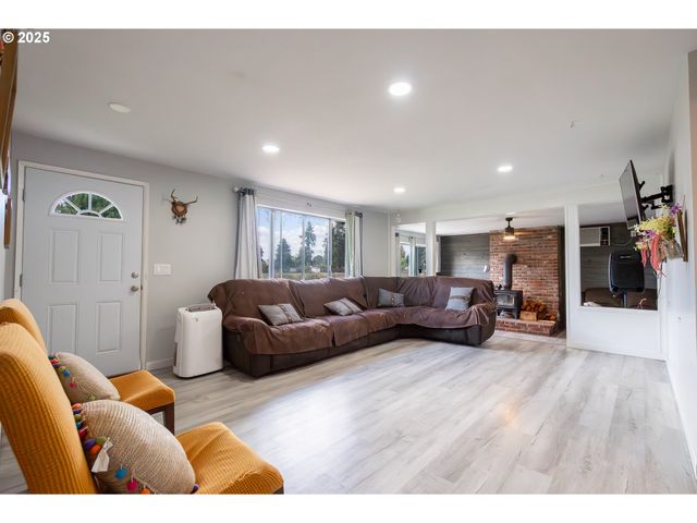 598 Ne 46TH Ave, Salem, OR 97301