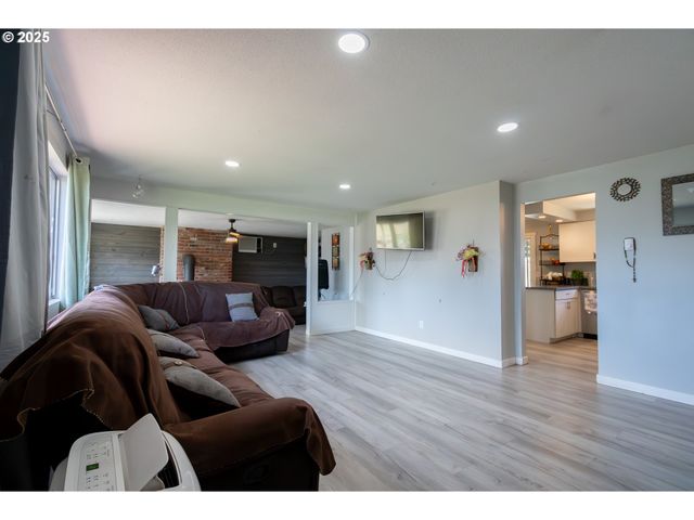 598 Ne 46TH Ave, Salem, OR 97301