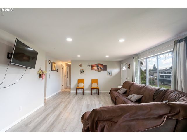598 Ne 46TH Ave, Salem, OR 97301