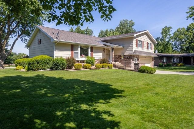 1202 Ellis Drive, Charles City, IA 50616