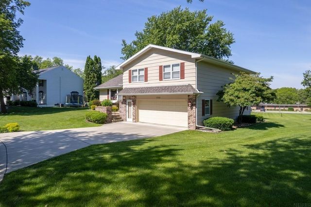 1202 Ellis Drive, Charles City, IA 50616