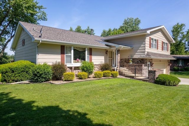 1202 Ellis Drive, Charles City, IA 50616