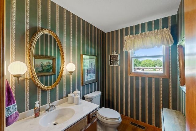 1202 Ellis Drive, Charles City, IA 50616