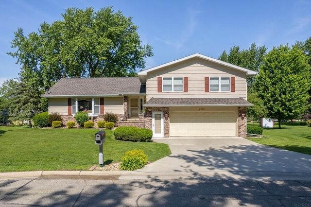 1202 Ellis Drive, Charles City, IA 50616