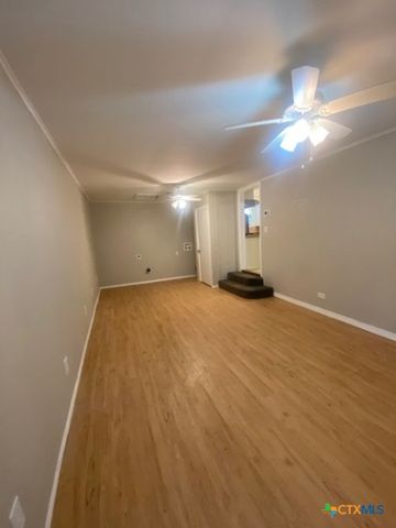720 S Laurel Avenue, Luling, TX 78648