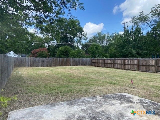 720 S Laurel Avenue, Luling, TX 78648