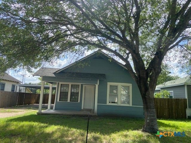 720 S Laurel Avenue, Luling, TX 78648