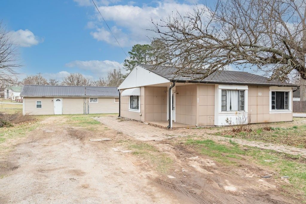 439 W Park St, Guthrie, KY 42234