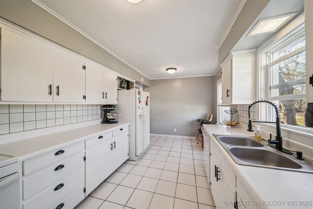 1122 S Russell Street, Skiatook, OK 74070