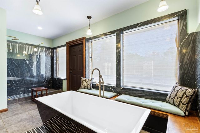 5089 Shoshone Dr, Pensacola, FL 32507