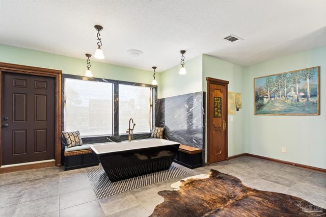 5089 Shoshone Dr, Pensacola, FL 32507