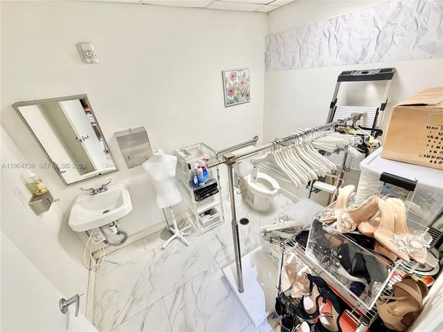 3530 NW 83, Doral, FL 33122