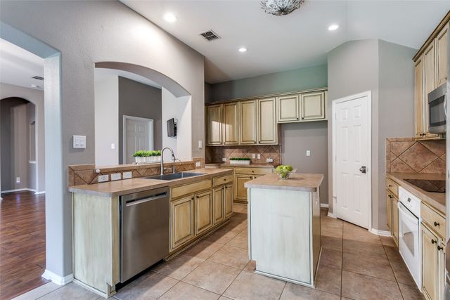 3504 Carlton Street, Grapevine, TX 76092