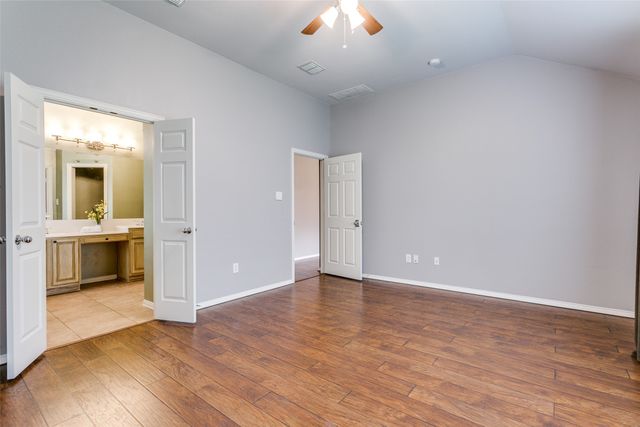 3504 Carlton Street, Grapevine, TX 76092