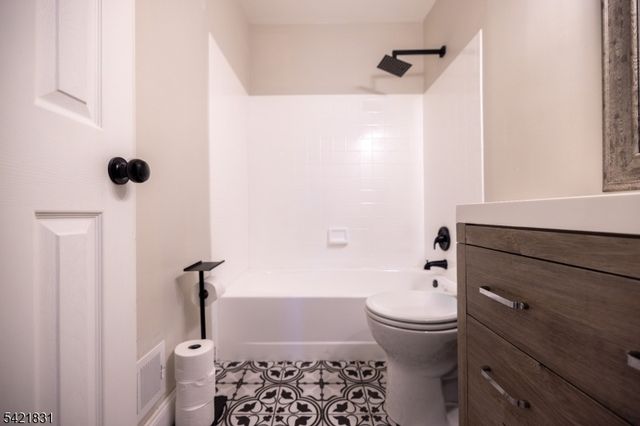 25 Bloomingdale Dr 2C, Hillsborough Twp., NJ 08844