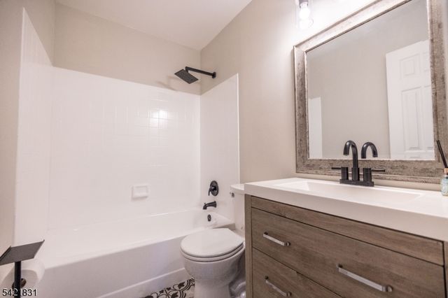 25 Bloomingdale Dr 2C, Hillsborough Twp., NJ 08844