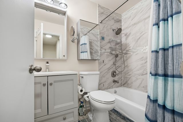 1204 Inverrary Lane, Deerfield, IL 60015
