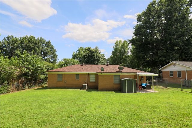 2202 Cottonwood Place, Springdale, AR 72762