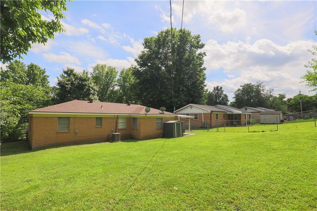 2202 Cottonwood Place, Springdale, AR 72762