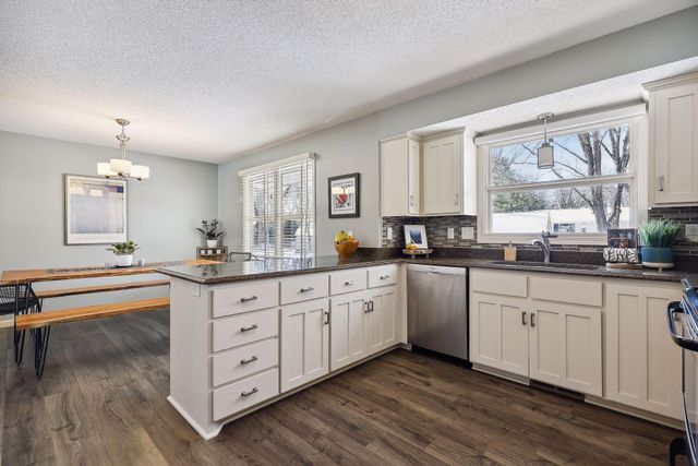 16405 5th Avenue N, Plymouth, MN 55447
